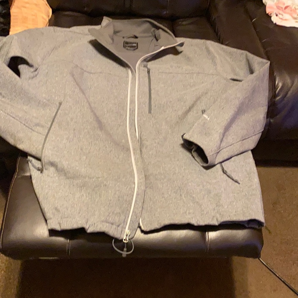 This is a men’s North Face jacket color grey size is 2XL